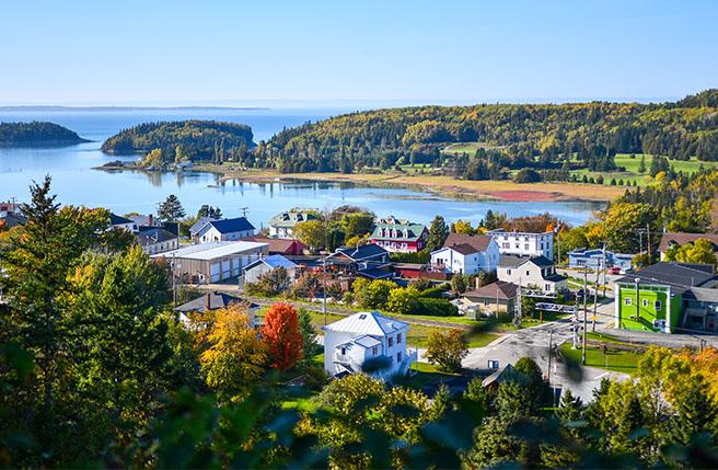Vue aérienne du Bic, à Rimouski, dans le Bas Saint Laurent, montrant le littoral du fleuve Saint Laurent et le paysage côtier environnant.